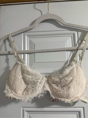 Victoria's Secret Lace Underwire Bra in Ivory